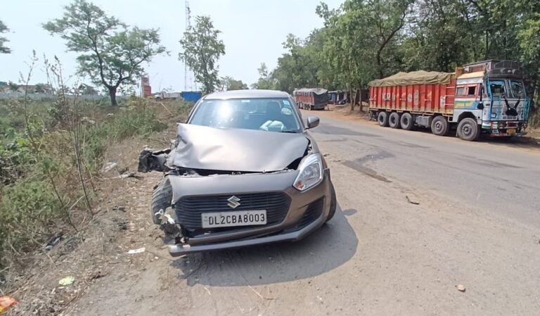 दो गाड़ियों की आमने-सामने टक्कर, बाल-बाल बचे चालक