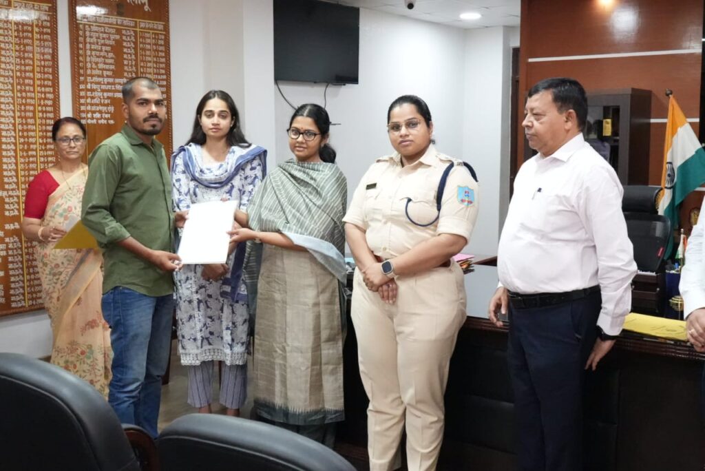 डीसी ने समाज कल्याण से जुड़े विभिन्न योजना अंतर्गत रिक्त पड़े पदों पर चयनित उम्मीदवारों के बीच नियुक्ति पत्र का किया वितरण डीसी ने समाज कल्याण से जुड़े विभिन्न योजना अंतर्गत रिक्त पड़े पदों पर चयनित उम्मीदवारों के बीच नियुक्ति पत्र का किया वितरण