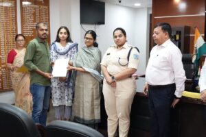 डीसी ने समाज कल्याण से जुड़े विभिन्न योजना अंतर्गत रिक्त पड़े पदों पर चयनित उम्मीदवारों के बीच नियुक्ति पत्र का किया वितरण