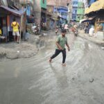 बरहरवा: मिर्जाचौकी रेलवे स्टेशन चौक से रक्सी माता स्थान तक सड़क गड्ढे में तब्दील,जलजमाव से लोग परेशान