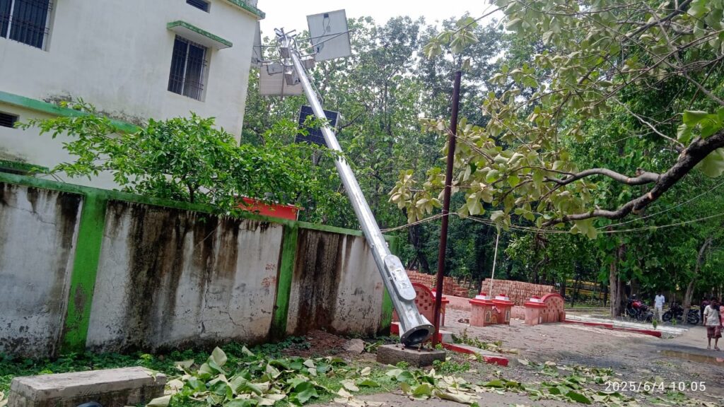 बरहरवा:तेज आंधी-तूफान का कहर,सोलर पैनल और पेड़ गिरे,एक मजदूर घायल बरहरवा:तेज आंधी-तूफान का कहर,सोलर पैनल और पेड़ गिरे,एक मजदूर घायल
