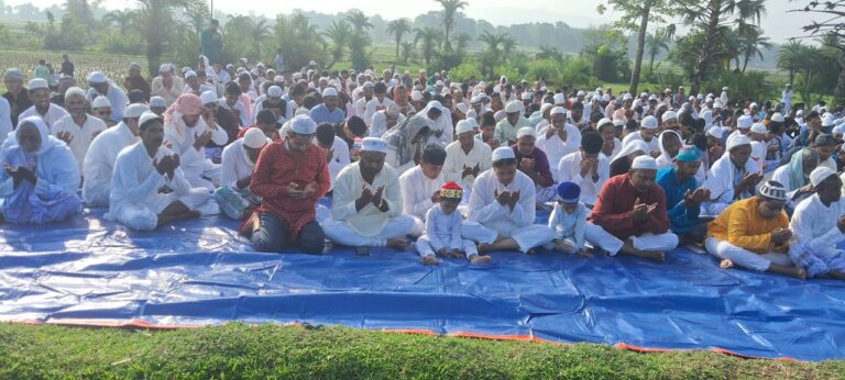 हर्षोल्लास व शांतिपूर्ण माहौल में मनाया गया बकरीद,नमाज के बाद दी गई कुर्बानी