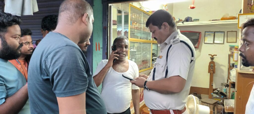 राजमहल :कल्याणचक बाजार में ज्वेलरी दुकान से 4 किलो चांदी की लूट, CCTV पर की फायरिंग राजमहल :कल्याणचक बाजार में ज्वेलरी दुकान से 4 किलो चांदी की लूट, CCTV पर की फायरिंग