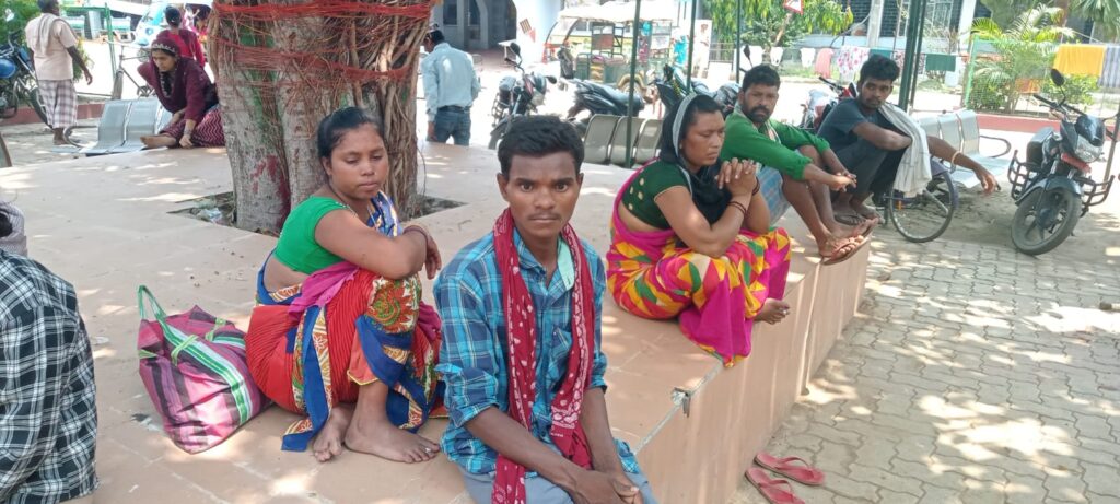 पेड़ से लटका मिला एक युवती का शव, जांच में जुटी पुलिस