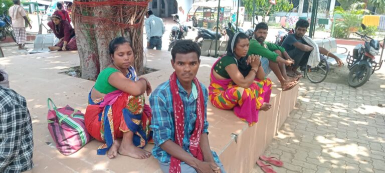 पेड़ से लटका मिला एक युवती का शव, जांच में जुटी पुलिस