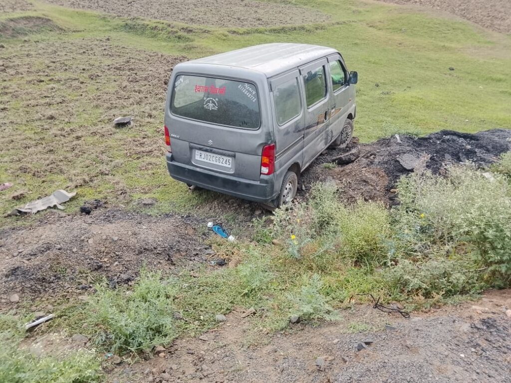 बरहरवा: झपकी लगने से चालक ने खोया नियंत्रण, पिकअप वैन 30 फीट नीचे खेत में गिरी, कोई हताहत नहीं