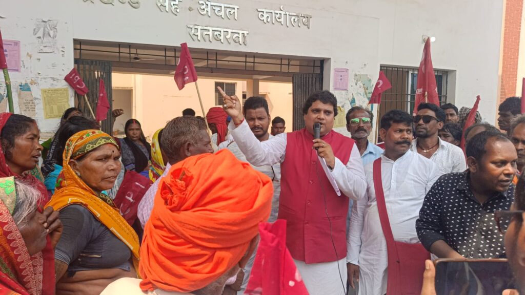 सतबरवा प्रखंड कार्यालय में भारतीय कम्युनिस्ट पार्टी का घेराव,भ्रष्टाचार के खिलाफ जमकर नारेबाजी सतबरवा प्रखंड कार्यालय में भारतीय कम्युनिस्ट पार्टी का घेराव,भ्रष्टाचार के खिलाफ जमकर नारेबाजी