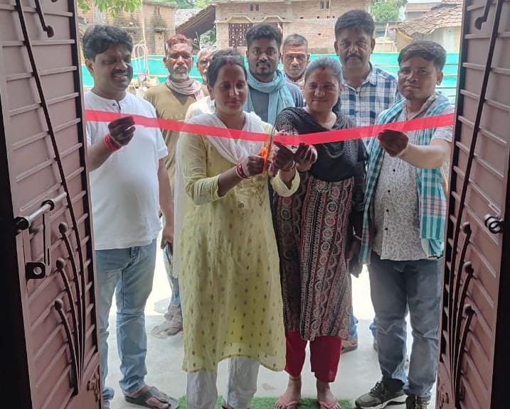 जिला परिषद सदस्य ने अबुआ आवास लाभार्थियों का करवाया गृह प्रवेश