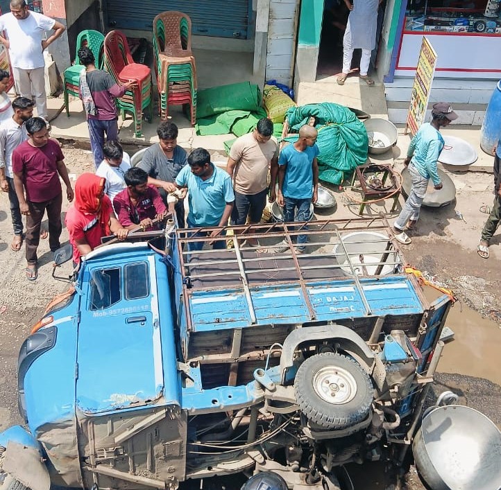 पंडाल का समान लदा टेम्पू पलटने से दो घायल