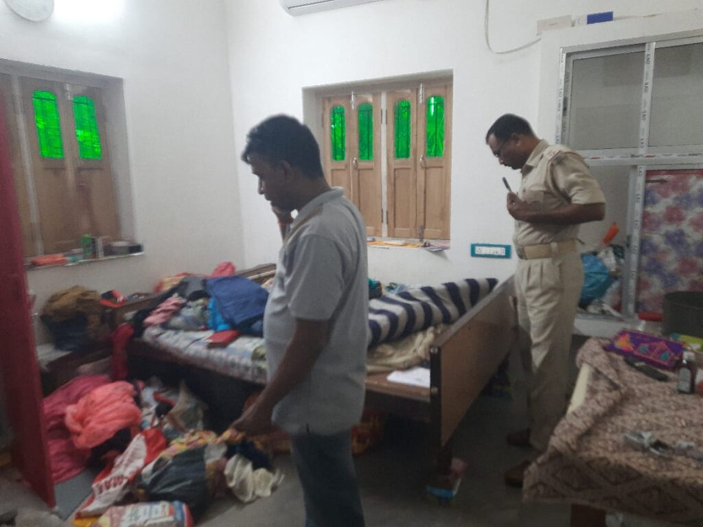 बंद घर में नगदी समेत लाखों रुपए की जेवरात की चोरी