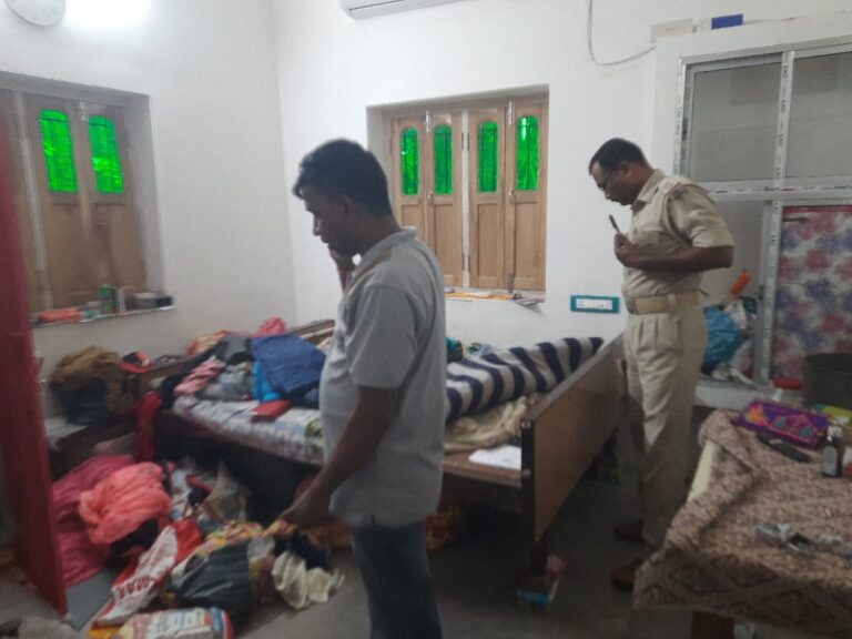 बंद घर में नगदी समेत लाखों रुपए की जेवरात की चोरी
