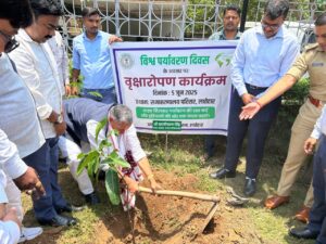 लातेहार:“एक पेड़ माँ के नाम 2.0 अभियान”की शुरुआत,विश्व पर्यावरण दिवस पर जनप्रतिनिधियों ने किया पौधरोपण