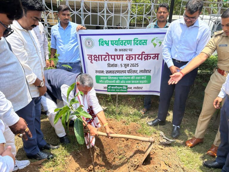 लातेहार:“एक पेड़ माँ के नाम 2.0 अभियान”की शुरुआत,विश्व पर्यावरण दिवस पर जनप्रतिनिधियों ने किया पौधरोपण