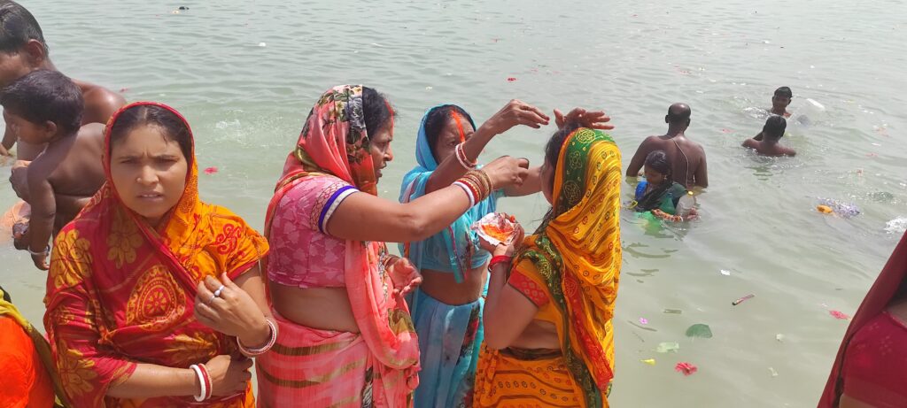 गंगा दशहरा पर हजारों श्रद्धालुओं ने लगाई आस्था की डुबकी। गंगा दशहरा पर हजारों श्रद्धालुओं ने लगाई आस्था की डुबकी।