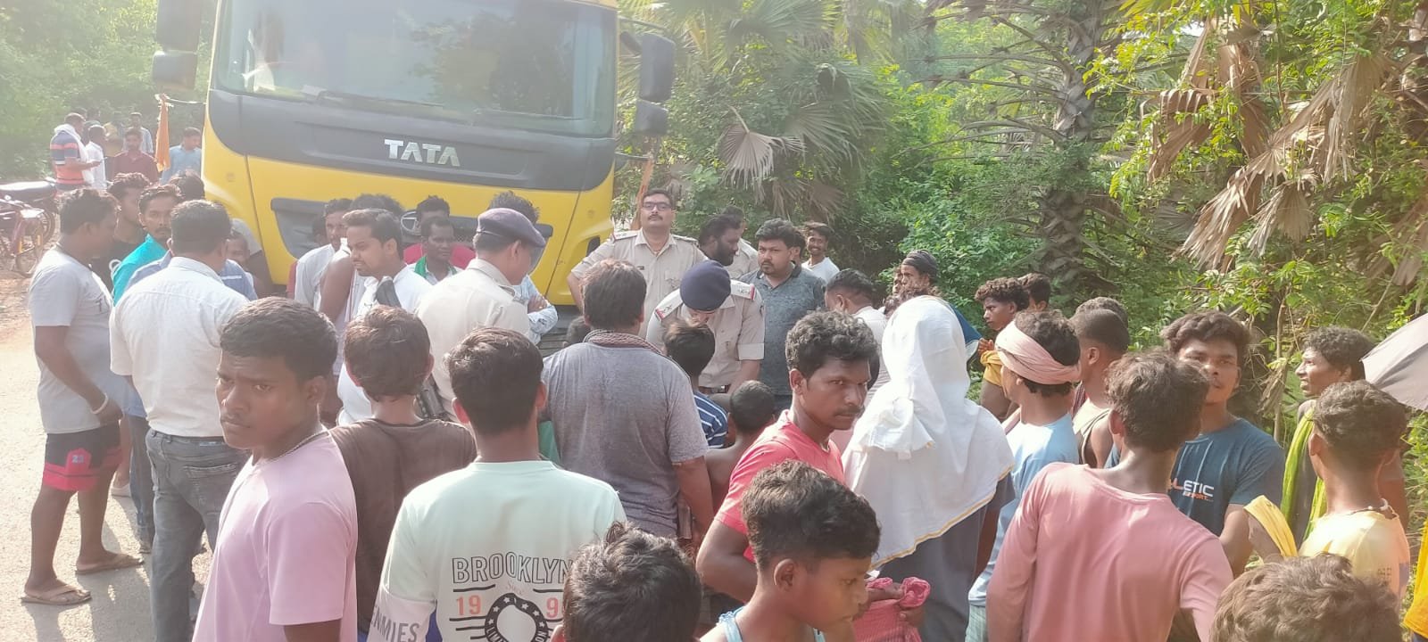 बरहरवा:हाईवा की चपेट में आने से बाइक सवार युवक की मौत,ग्रामीणों में आक्रोश बरहरवा:हाईवा की चपेट में आने से बाइक सवार युवक की मौत,ग्रामीणों में आक्रोश