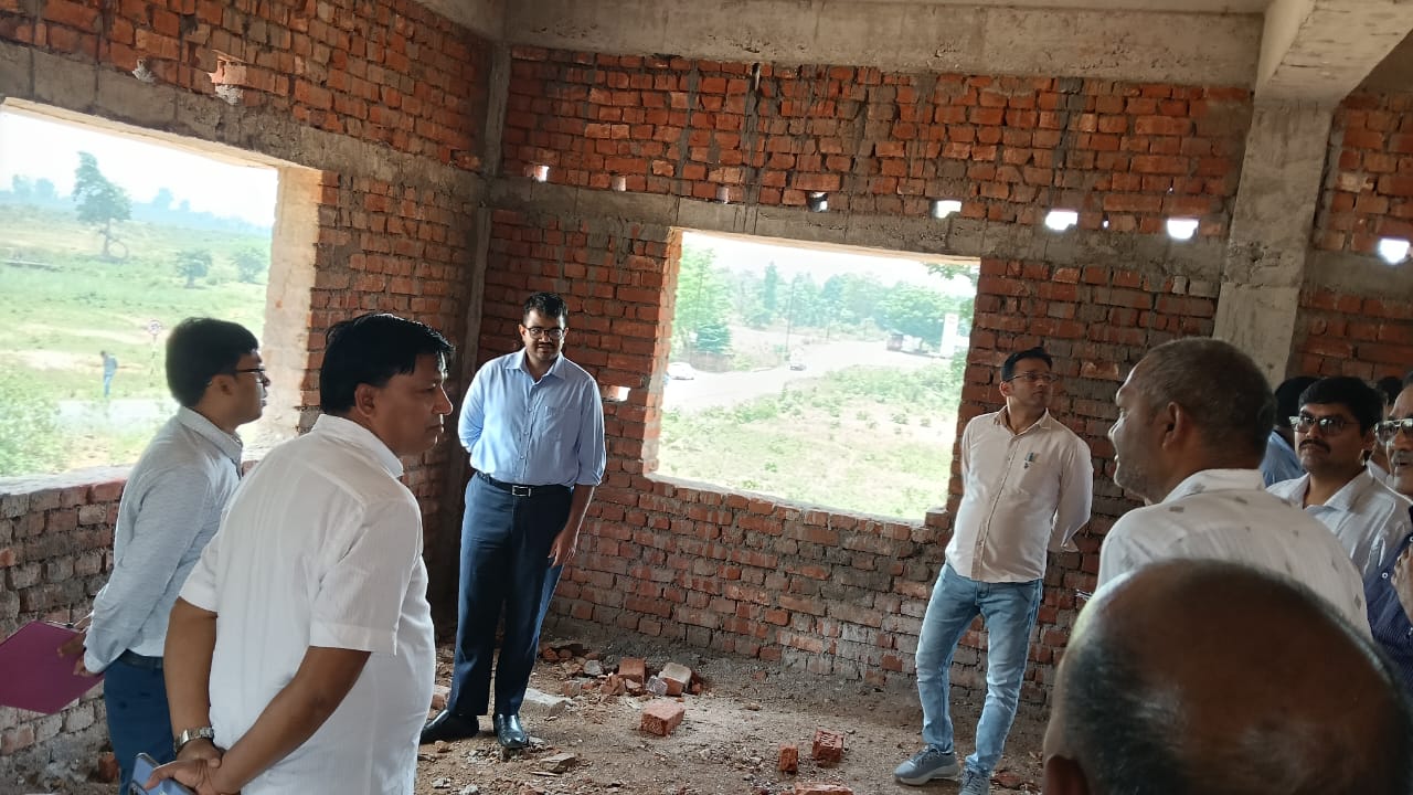 लातेहार उपायुक्त ने बरवाडीह प्रखंड में विकास योजनाओं का किया निरीक्षण,अधिकारियों को दिए आवश्यक निर्देश
