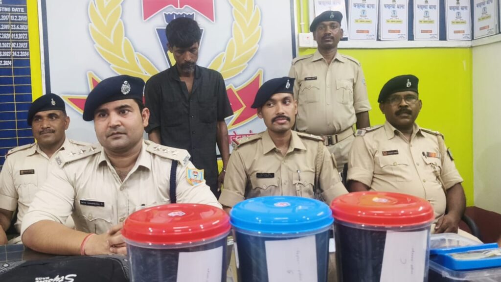 बरहड़वा थाना क्षेत्र में गांजा विक्रेता गिरफ्तार, 3 किलो से अधिक गांजा बरामद बरहड़वा थाना क्षेत्र में गांजा विक्रेता गिरफ्तार, 3 किलो से अधिक गांजा बरामद