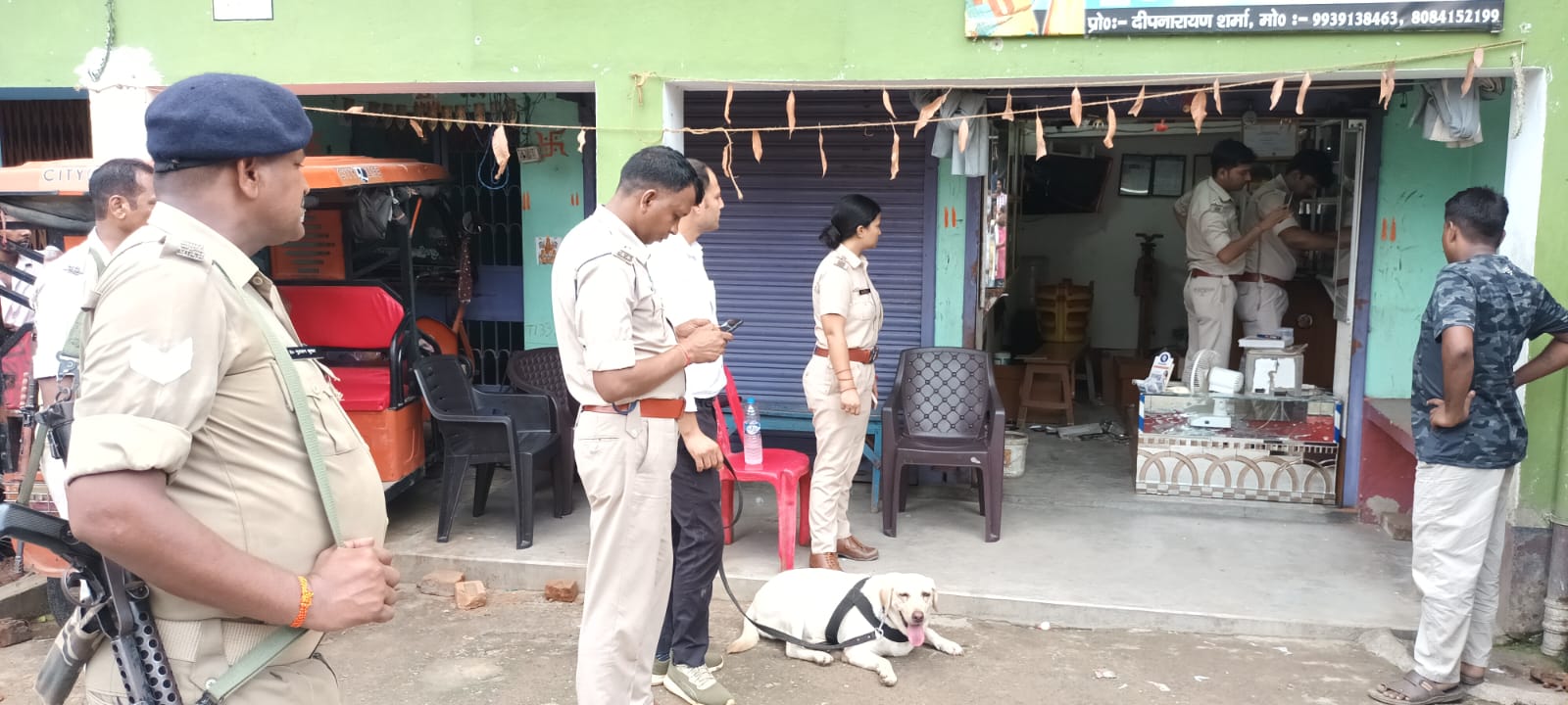 बरहरवा: ज्वेलरी दुकान में लूट के मामले में जांच तेज, खोजी कुत्ते और फॉरेंसिक टीम की मदद ली गई