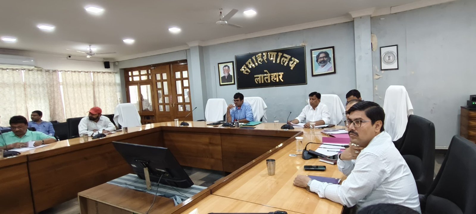 राजस्व कार्यों की समीक्षा बैठक: उपायुक्त ने समयबद्ध निष्पादन और लापरवाही पर सख्त कार्रवाई के निर्देश दिए राजस्व कार्यों की समीक्षा बैठक: उपायुक्त ने समयबद्ध निष्पादन और लापरवाही पर सख्त कार्रवाई के निर्देश दिए