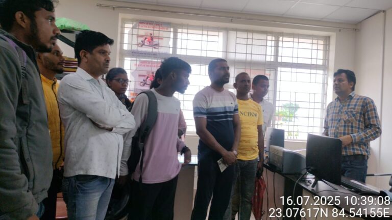 लर्निंग ड्राइविंग आवेदकों को दिया गया सड़क सुरक्षा का प्रशिक्षण,दिलाई गई यातायात नियमों की शपथ