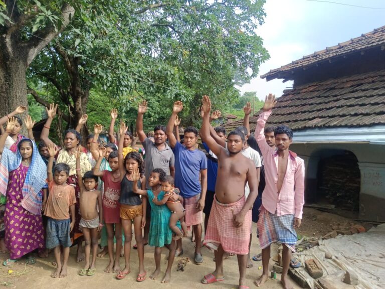 खैरवा पंचायत के मुर्गाबनी गांव में ग्रामीणों ने जॉब कार्ड नहीं बनने पर किया प्रदर्शन