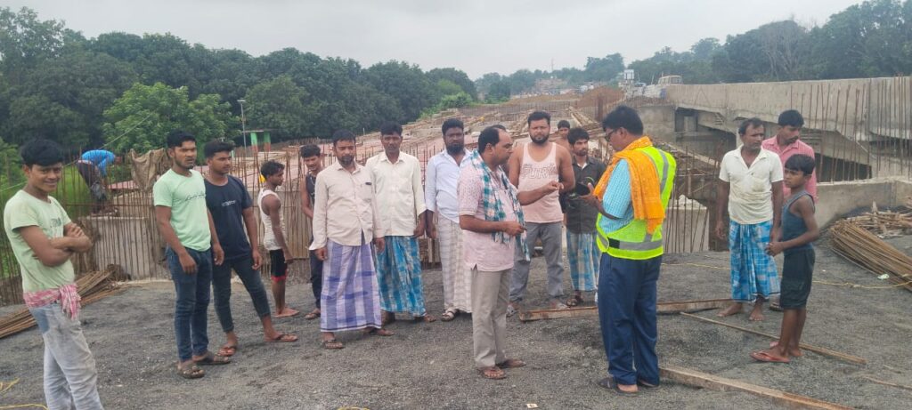उधवा बाबु टोला में पुल निर्माण पर ग्रामीणों ने लगाई रोक