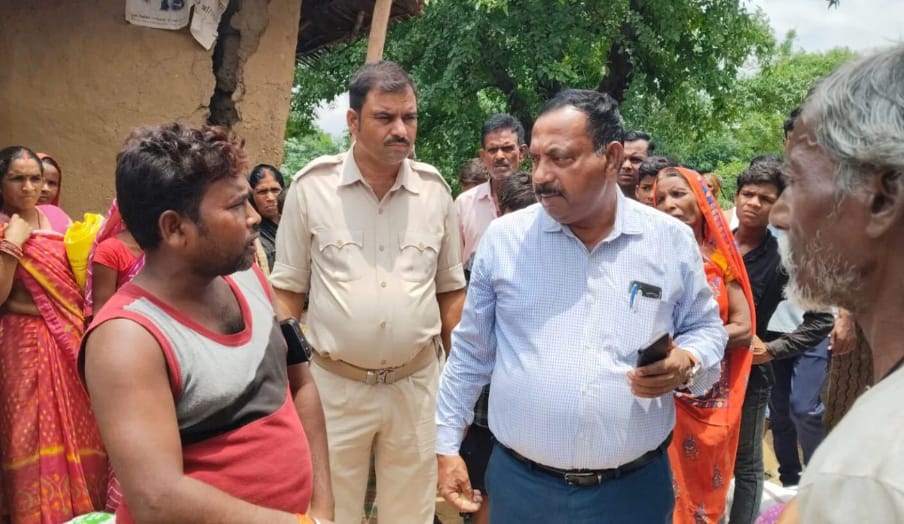 राशन में गड़बड़ी, जांच में कटौती और खराब गेंहू पकड़ा गया, डीलर पर होगी कार्रवाई– बीडीओ का आदेश