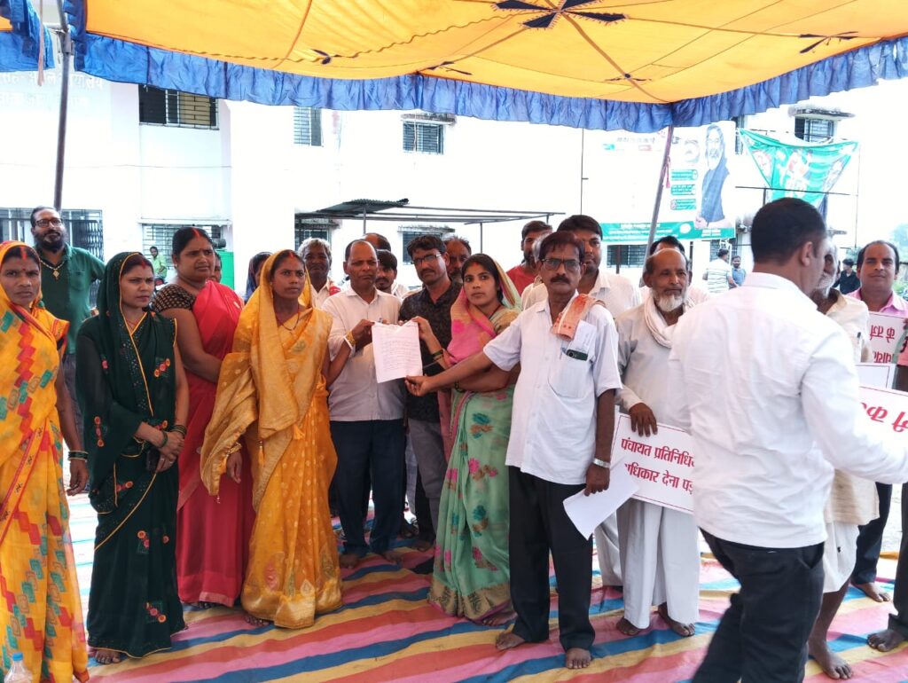 त्रिस्तरीय पंचायत प्रतिनिधि संघर्ष मोर्चा के बैनर तले नावा बाजार के जनप्रतिनिधियों ने सहायक लिपिक को सात सूत्री मांग को लेकर सौंपा ज्ञापन त्रिस्तरीय पंचायत प्रतिनिधि संघर्ष मोर्चा के बैनर तले नावा बाजार के जनप्रतिनिधियों ने सहायक लिपिक को सात सूत्री मांग को लेकर सौंपा ज्ञापन