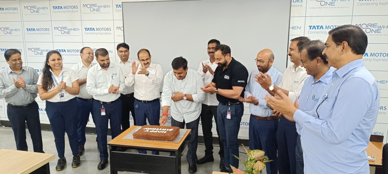 टाटा मोटर्स के जेनरल ऑफिस में मना आरके सिंह का जन्मदिन टाटा मोटर्स के जेनरल ऑफिस में मना आरके सिंह का जन्मदिन
