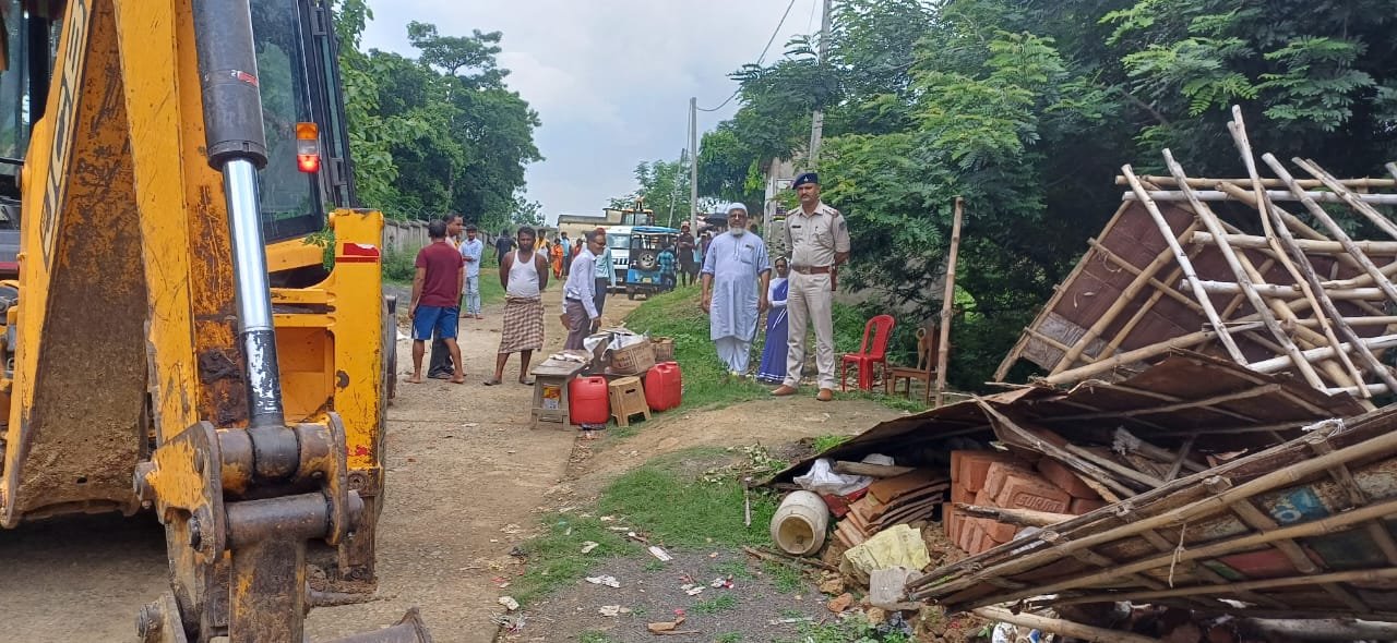 सरकारी जमीन से अतिक्रमण हटाने को लेकर चला बुलडोजर, आधा दर्जन से अधिक दुकानें ध्वस्त