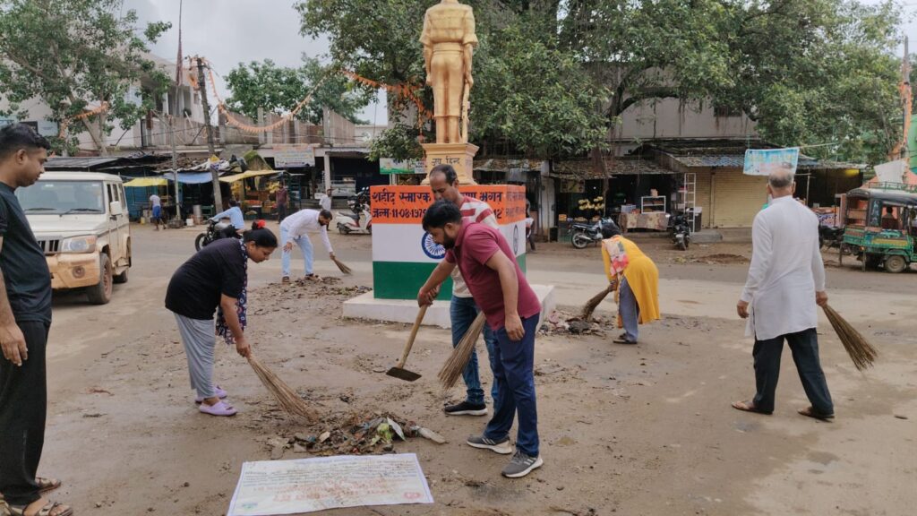 “मेरा घर संगम”अभियान के तहत कांग्रेसियों ने चलाया सफाई अभियान