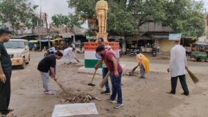 "मेरा घर संगम"अभियान के तहत कांग्रेसियों ने चलाया सफाई अभियान