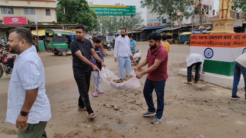 "मेरा घर संगम"अभियान के तहत कांग्रेसियों ने चलाया सफाई अभियान "मेरा घर संगम"अभियान के तहत कांग्रेसियों ने चलाया सफाई अभियान