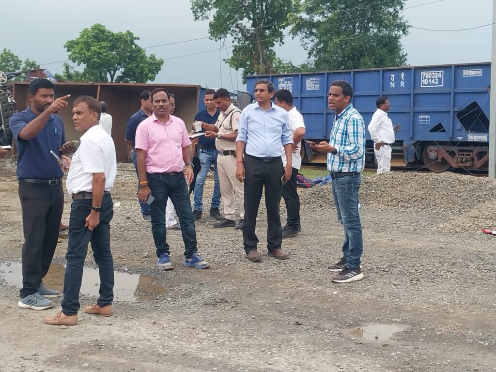 बरहड़वा रैक लोडिंग लोवर प्वाइंट पर मालगाड़ी की बड़ी दुर्घटना, 20 बॉक्स वैगन, रेल पटरी व मास्ट बिजली खंभे छतिग्रस्त