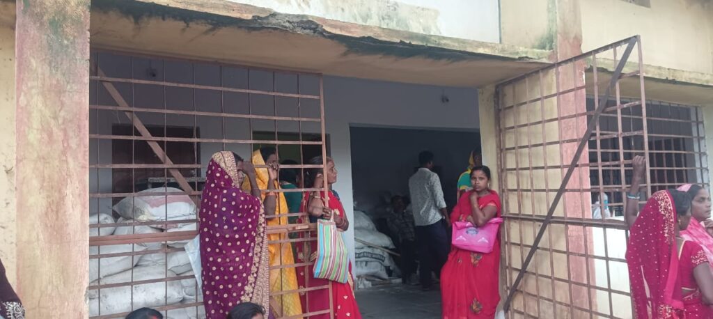 कृषि विभाग की मनमानी और दुर्व्यवहार से किसानों में आक्रोश कृषि विभाग की मनमानी और दुर्व्यवहार से किसानों में आक्रोश