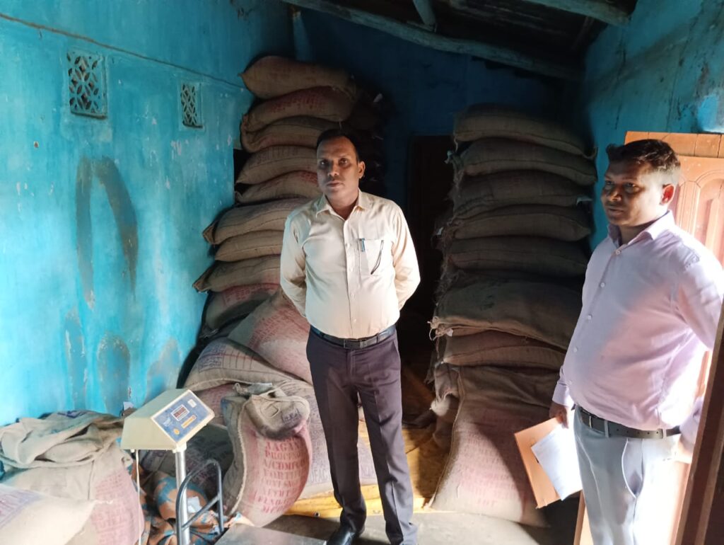 रूकी पंचायत के पीडीएस दुकानों का बीडीओ ने किया निरीक्षण