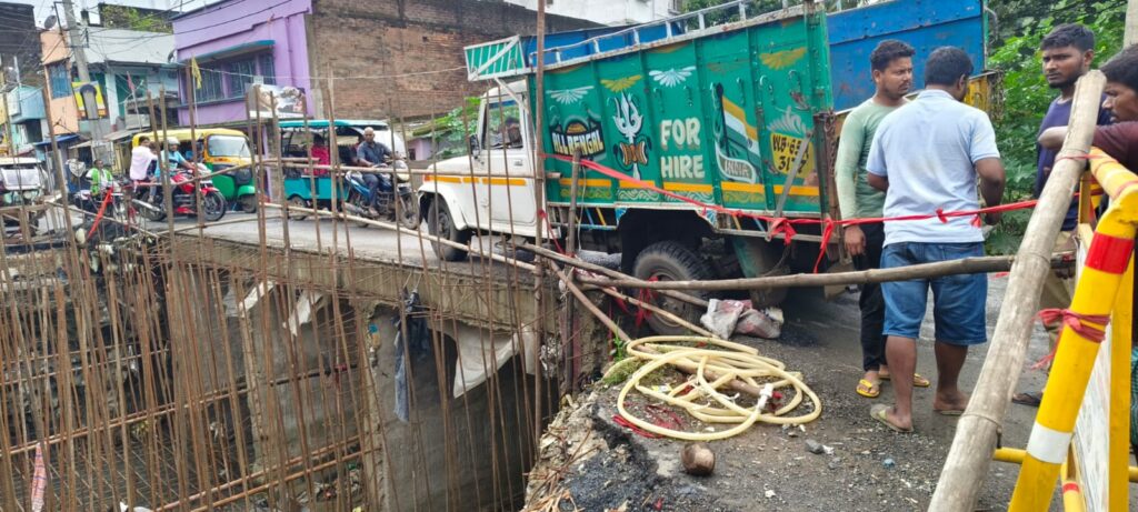 बरहरवा-बरहेट मुख्य मार्ग पर निर्माणाधीन पुल में फंसी पिकअप वैन, दोनों ओर लगा भीषण जाम स्थानीय लोगों ने निर्माण एजेंसी पर उठाए सवाल, जल्द कार्य पूर्ण करने की मांग बरहरवा-बरहेट मुख्य मार्ग पर निर्माणाधीन पुल में फंसी पिकअप वैन, दोनों ओर लगा भीषण जाम स्थानीय लोगों ने निर्माण एजेंसी पर उठाए सवाल, जल्द कार्य पूर्ण करने की मांग
