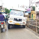 बरहरवा-बरहेट मुख्य मार्ग पर निर्माणाधीन पुल में फंसी पिकअप वैन, दोनों ओर लगा भीषण जाम स्थानीय लोगों ने निर्माण एजेंसी पर उठाए सवाल, जल्द कार्य पूर्ण करने की मांग