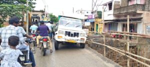 बरहरवा-बरहेट मुख्य मार्ग पर निर्माणाधीन पुल में फंसी पिकअप वैन, दोनों ओर लगा भीषण जाम स्थानीय लोगों ने निर्माण एजेंसी पर उठाए सवाल, जल्द कार्य पूर्ण करने की मांग