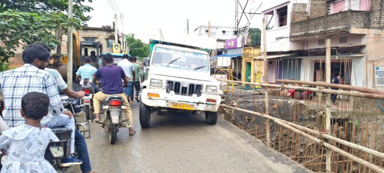 बरहरवा-बरहेट मुख्य मार्ग पर निर्माणाधीन पुल में फंसी पिकअप वैन, दोनों ओर लगा भीषण जाम स्थानीय लोगों ने निर्माण एजेंसी पर उठाए सवाल, जल्द कार्य पूर्ण करने की मांग