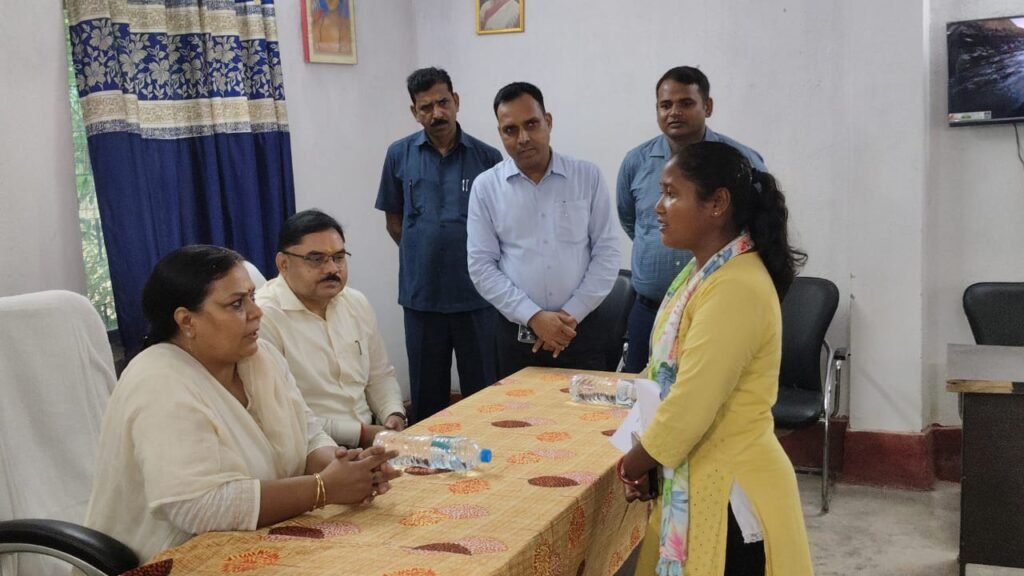 ग्रामीण विकास मंत्री दीपिका पांडे सिंह ने नवडीहा पंचायत सचिवालय का किया निरीक्षण ग्रामीण विकास मंत्री दीपिका पांडे सिंह ने नवडीहा पंचायत सचिवालय का किया निरीक्षण