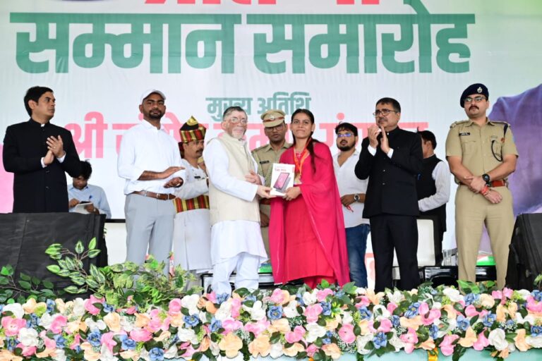 राज्यपाल ने नावाडीह में प्रतिभावान विद्यार्थियों को किया सम्मानित, कहा- “गाँव-कस्बों की प्रतिभा ही देश का भविष्य”