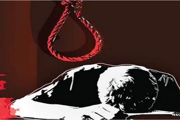बीमारी से त्रस्त वीरेंद्र उरांव ने की आत्महत्या, छत के बांस से लगाई फांसी बीमारी से त्रस्त वीरेंद्र उरांव ने की आत्महत्या, छत के बांस से लगाई फांसी