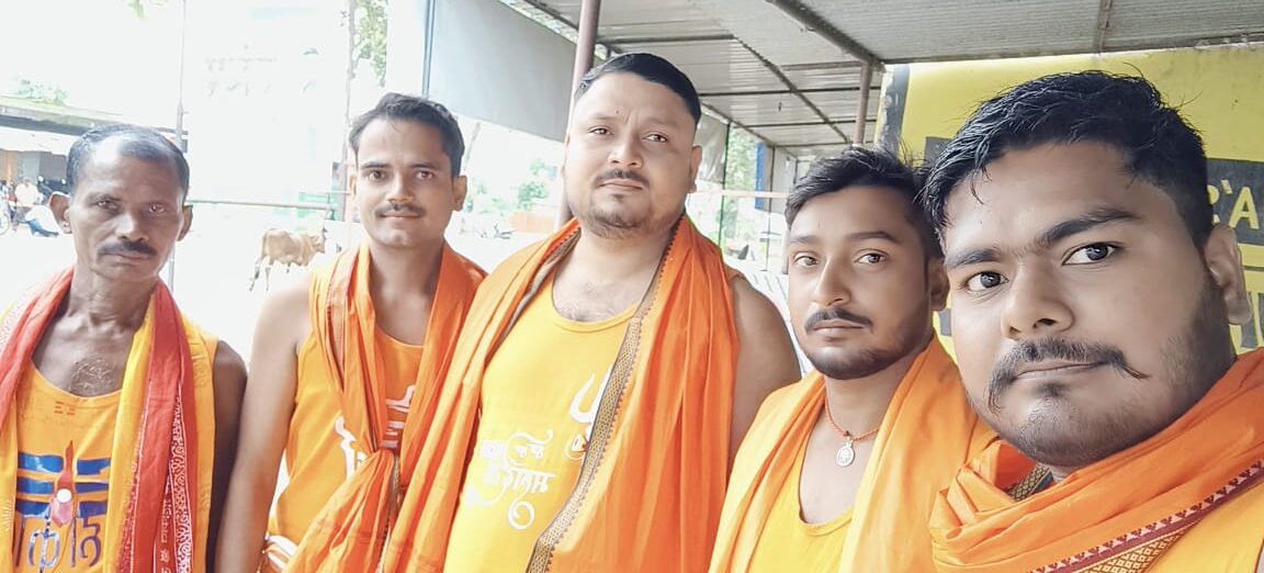 शशि मोबाइल शॉप प्रोपराइटर के नेतृत्व में देवघर स्थित मनोकामना बाबा का जलाभिषेक करने के लिए कावरियों का संघ हुआ रवाना।