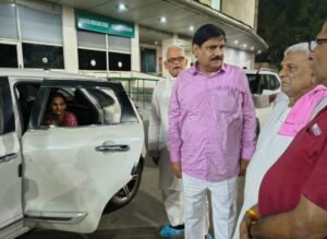 गढ़वा: पूर्व मंत्री ददई दुबे के निधन पर विधायक सत्येंद्र तिवारी ने अस्पताल पहुंचकर दी श्रद्धांजलि