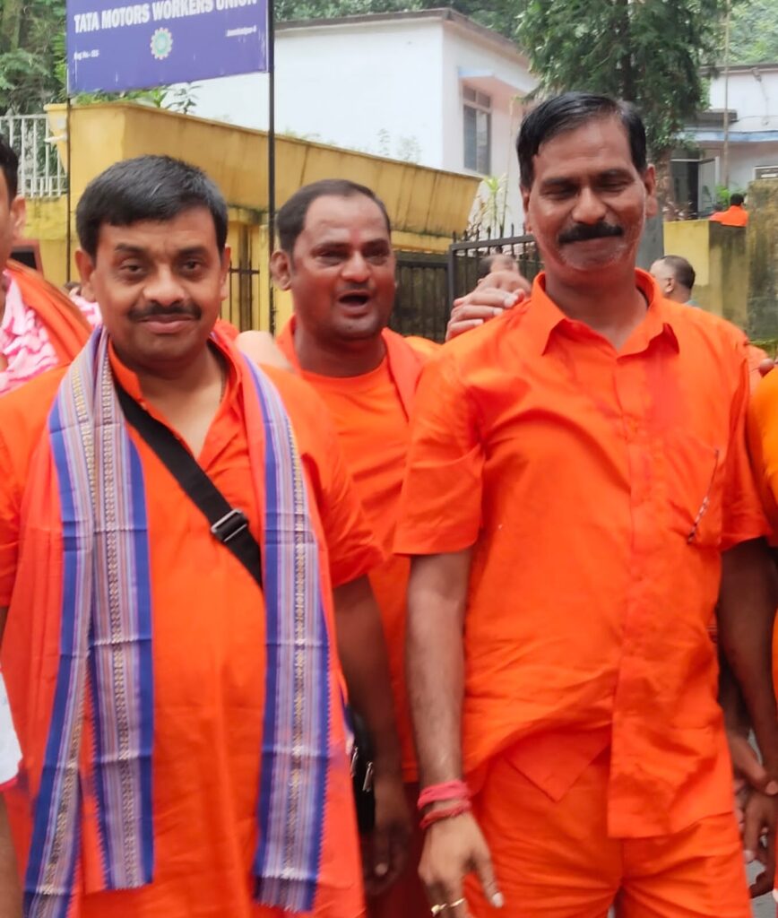टाटा मोटर्स वर्कर्स यूनियन का जत्था हुआ बाबानगरी रवाना टाटा मोटर्स वर्कर्स यूनियन का जत्था हुआ बाबानगरी रवाना