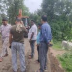 जीप सदस्य और झामुमो प्रखंड अध्यक्ष की पहल पर रंग लाई मांग, प्रशासन के निर्देश पर शुरू हुई सड़क मरम्मत