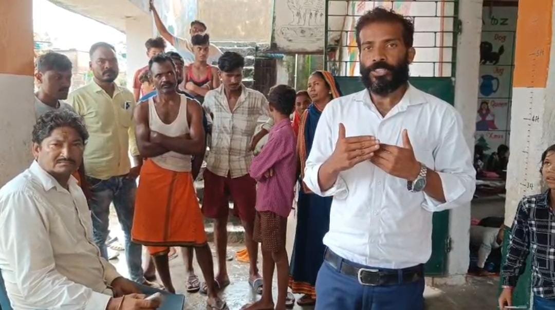 विद्यालय से शिक्षक गायब,रसोइया के भरोसे चल रहा शिक्षा का मंदिर विद्यालय से शिक्षक गायब,रसोइया के भरोसे चल रहा शिक्षा का मंदिर