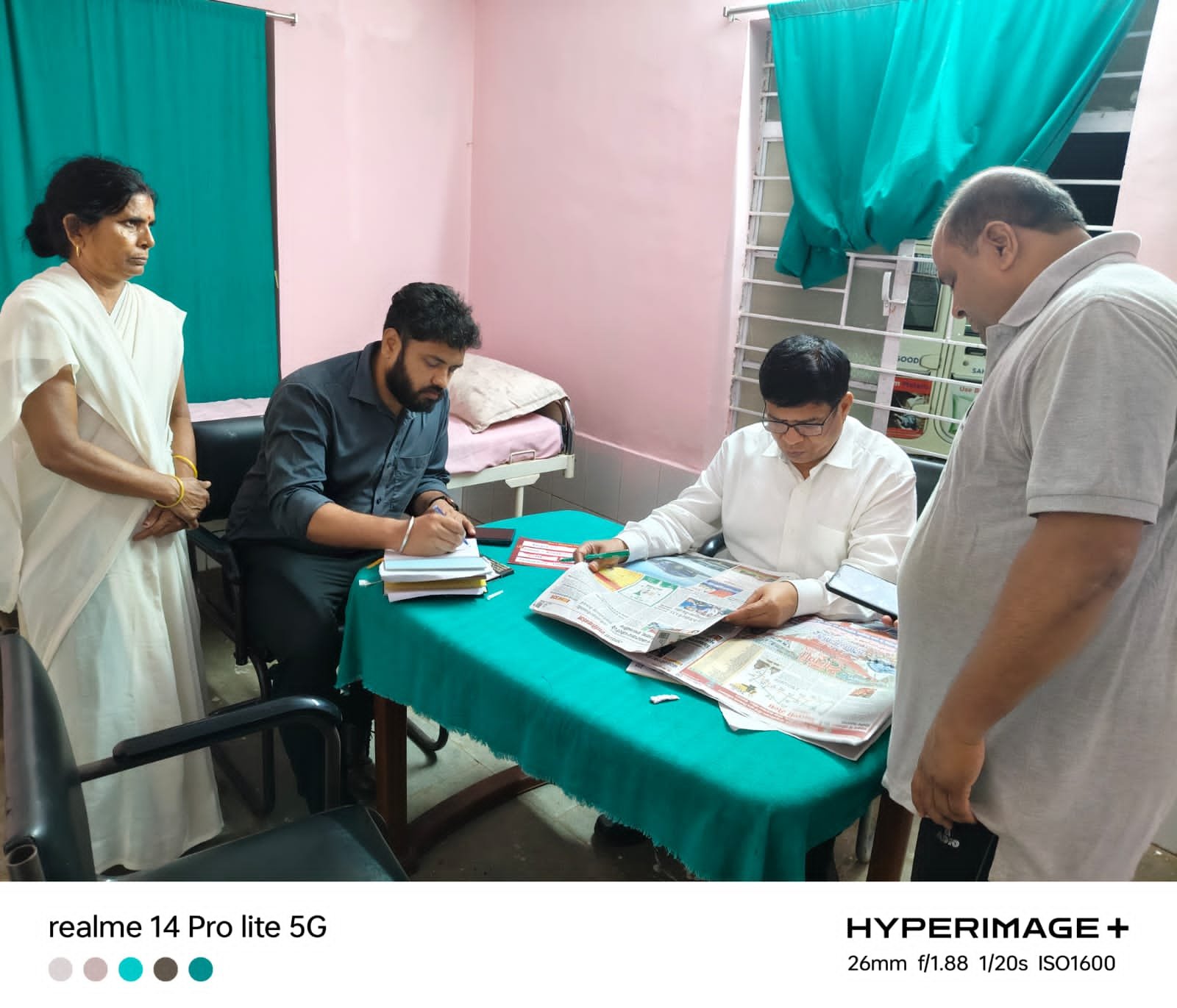 सिविल सर्जन ने सीएचसी का किया औचक निरीक्षण।
