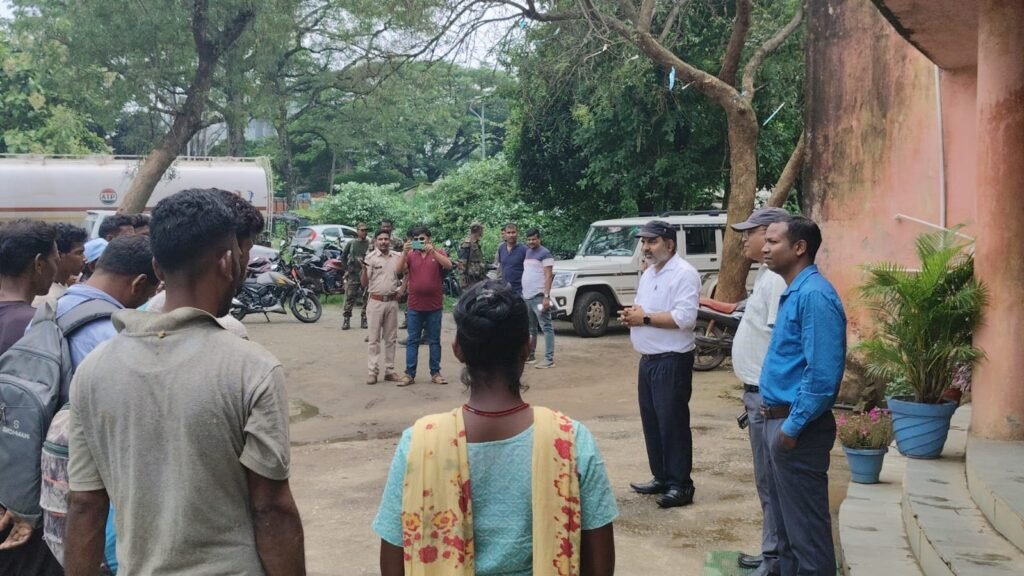 घाघरा थाना गेट के पास चलाया गया वाहन जांच अभियान घाघरा थाना गेट के पास चलाया गया वाहन जांच अभियान